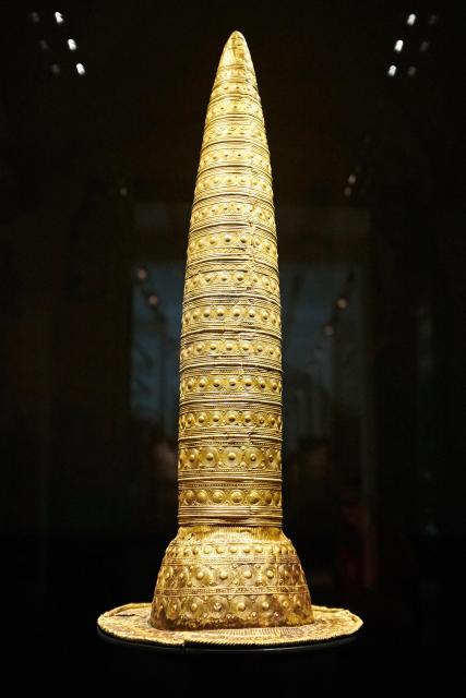 Can you put together this ancient gold hat?