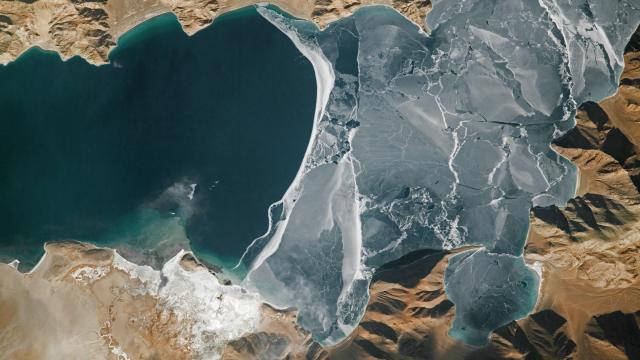 Can you put this fractuing frozen lake back together?
